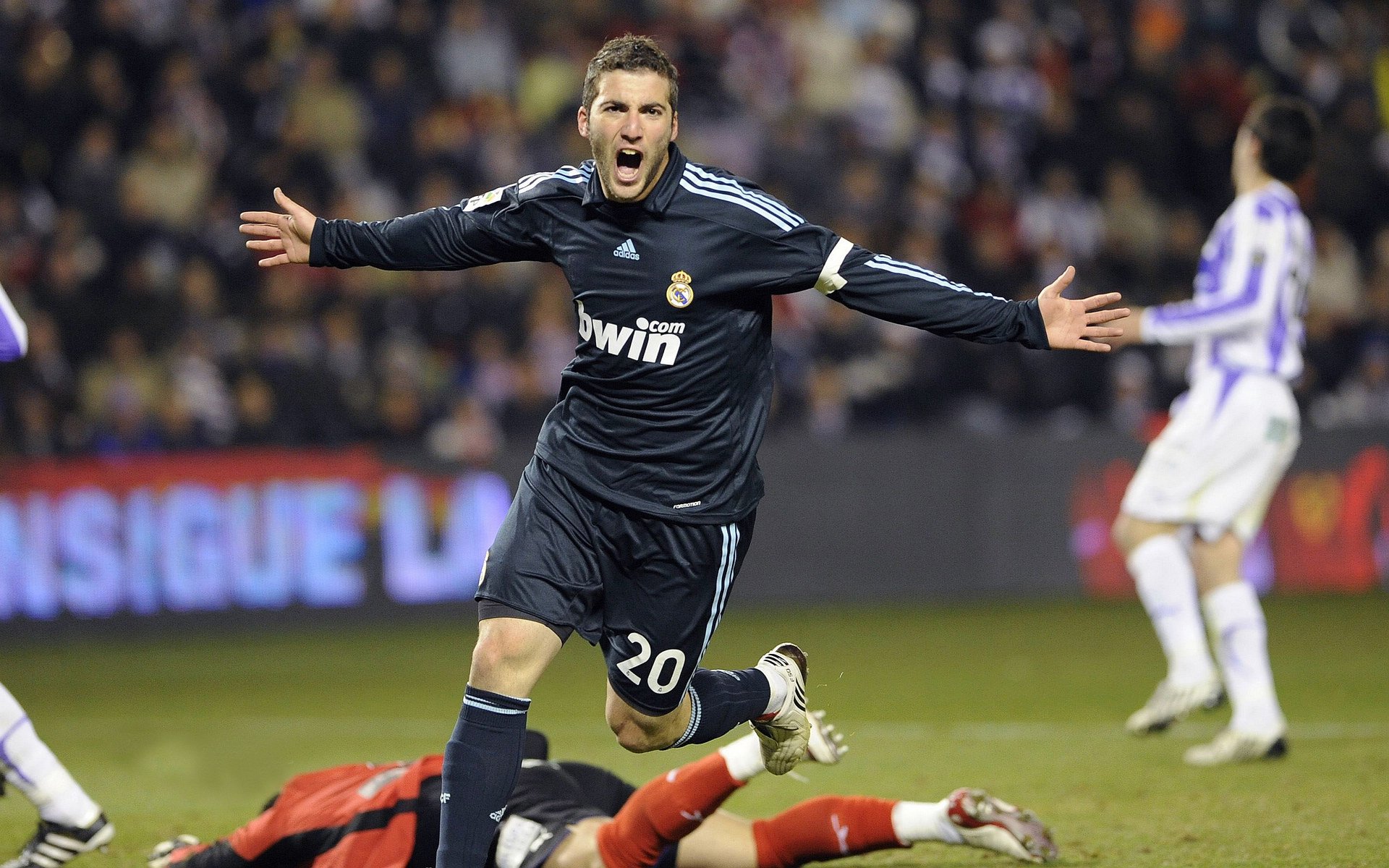 “高新区全民健身馆：短柄墙球赛，战术与力量的无缝对接”